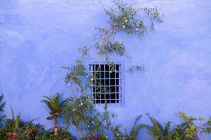 strada blu e case a chefchaouen, marocco. bella strada medievale colorata dipinta in un tenue colore blu. foto