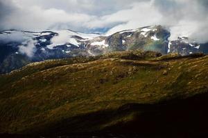 scene colorate di montagna in Norvegia. bellissimo paesaggio della norvegia, scandinavia. paesaggio montano della Norvegia. natura in estate. foto