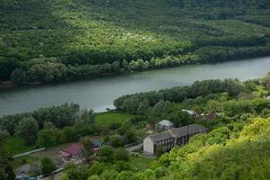il villaggio di stroiesti è una pittoresca cittadina rurale della repubblica moldova, situata sulle rive del fiume dniester foto