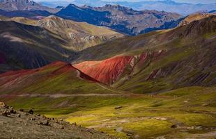 le ande, le montagne andine o andine sono la catena montuosa continentale più lunga del mondo. bellissimo paesaggio di montagna in perù foto
