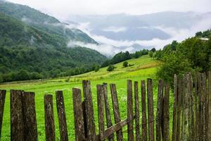 una bellissima fotografia di paesaggio con le montagne del Caucaso in Georgia. foto