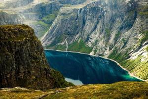 scene colorate di montagna in Norvegia. bellissimo paesaggio della norvegia, scandinavia. paesaggio montano della Norvegia. natura in estate. foto