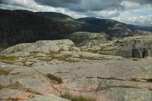 scene colorate di montagna in Norvegia. bellissimo paesaggio della norvegia, scandinavia. paesaggio montano della Norvegia. natura in estate. foto