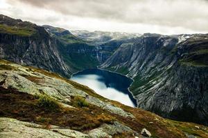 scene colorate di montagna in Norvegia. bellissimo paesaggio della norvegia, scandinavia. paesaggio montano della Norvegia. natura in estate. foto