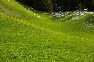 splendido scenario di montagna nelle alpi foto