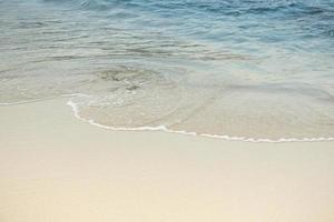 bellissima spiaggia con acqua molto pulita e azzurra sul mar mediterraneo nell'isola di ibiza, in spagna. foto