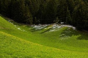 splendido scenario di montagna nelle alpi foto