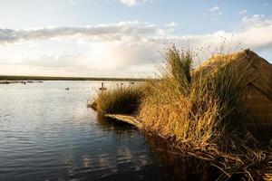 il lago titicaca è il lago più grande del sud america e il lago navigabile più alto del mondo. foto