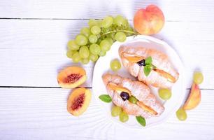 cornetto di frutta fresca su sfondo bianco foto