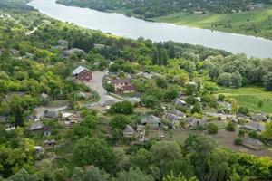 il villaggio di stroiesti è una pittoresca cittadina rurale della repubblica moldova, situata sulle rive del fiume dniester foto