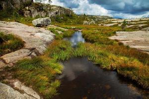 scene colorate di montagna in Norvegia. bellissimo paesaggio della norvegia, scandinavia. paesaggio montano della Norvegia. natura in estate. foto