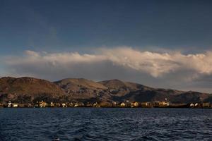 il lago titicaca è il lago più grande del sud america e il lago navigabile più alto del mondo. foto