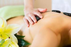donna con massaggio hot stone benessere foto