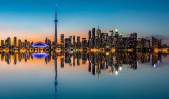 skyline di Toronto al crepuscolo foto