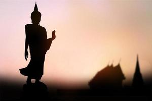 grande buddha silhouette sfondo tramonto.makha bucha day.vesak day.asanha bucha.buddista prestato. foto