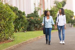 studenti universitari africani che camminano insieme foto