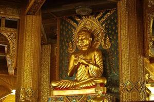buddha d'oro nel tempio.makha bucha day.vesak day.asanha bucha.buddista prestato. foto