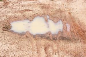 acqua in una strada di campagna foto