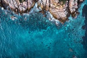 il mare blu e le rocce dell'isola formano sopra foto