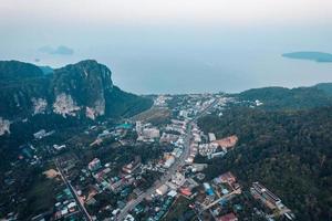 bella vista sulla città balneare di krabi foto