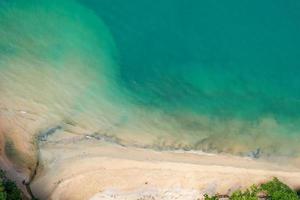 nel mare azzurro dall'alto foto