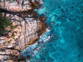 il mare blu e le rocce dell'isola formano sopra foto