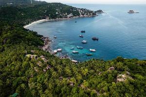 baia e barche si formano sopra nell'isola foto