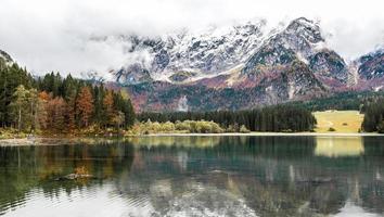 lago di fusine mangart lago in autunno o inverno