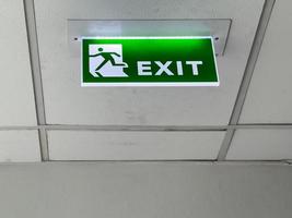 il simbolo verde dell'uscita antincendio sul soffitto. foto