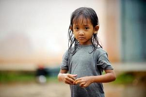 povertà bambino sotto la pioggia