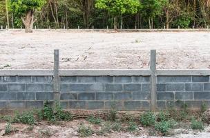 muro di cemento con terreno sabbioso foto