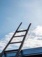 scala di bambù sotto il cielo azzurro. foto