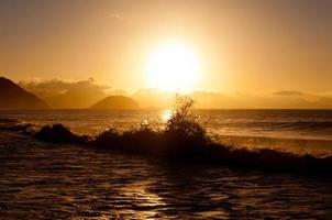alba in spiaggia di copacabana foto