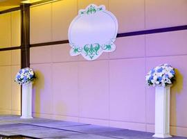 la fase del matrimonio vuota con il bouquet floreale e il bordo decorativo. foto