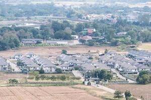 veduta aerea della casa moderna nel villaggio urbano. foto