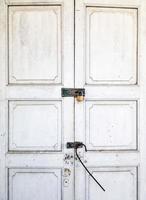 doppia serratura sulla porta bianca foto