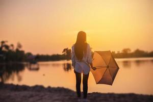 sagoma della bella ragazza nella natura al tramonto estivo. foto