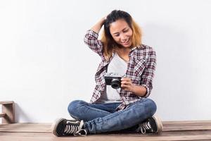 giovane bella donna hipster con una vecchia macchina fotografica retrò. foto