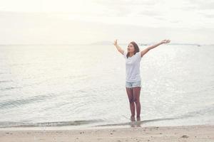 donna in spiaggia foto