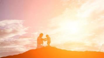 la madre incoraggiava la figlia a uscire dall'ombra al tramonto. foto