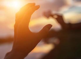 forma delle mani per il sole. foto
