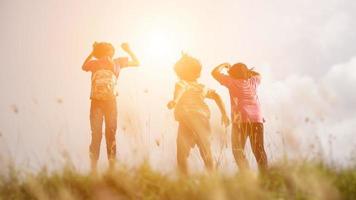 sagoma di bambini felici e tempo felice tramonto foto