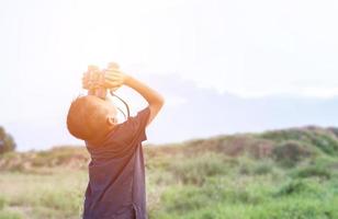 bambino felice che gioca all'aperto. concetto di viaggio e avventura foto