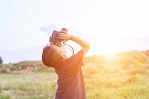 bambino felice che gioca all'aperto. concetto di viaggio e avventura foto