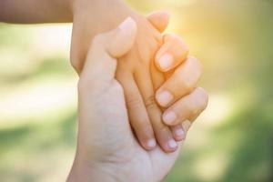 felice ragazzo mulatto sorride godendosi la vita adottiva. ritratto di giovane ragazzo in natura, parco o all'aperto. concetto di famiglia felice o adozione o genitorialità di successo. foto