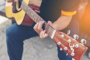 stretta di mano di uomo suonare la chitarra foto