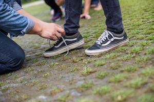 jeans e scarpe da donna che camminano con la luce del sole foto