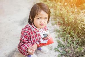 la bambina fotografa il fiore all'aperto foto