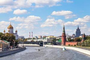 bolshoy kamenny bridge sul fiume moskva, mosca foto