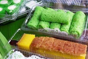 malaysia popolare dessert dolce assortito, conosciuto semplicemente come kuih. foto